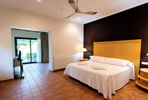 Deluxe-Vierbettzimmer | Minibar, individuell dekoriert, Verdunkelungsvorhänge