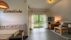 TV, DVD player, ping pong, stereo - Modern 4 star apartment with 2 bedrooms, large garden and playground (Lübben (Spreewald))