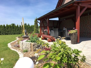 Outdoor dining - Modern 4 star apartment with 2 bedrooms, large garden and playground (Lübben (Spreewald))