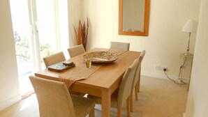Ferienhaus, 3 Schlafzimmer | Essbereich im Zimmer