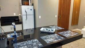 Apartment (Apto 102) | Private kitchen | Fridge, microwave - Copa Premium (Rio de Janeiro)