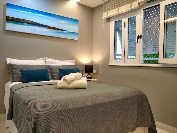 Loft básico, 1 cama matrimonial y sofá cama | 1 habitación, tabla de planchar con plancha y wifi gratis 