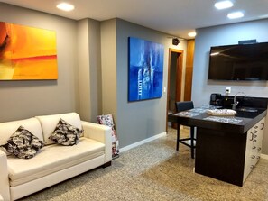 Apartment (Apto 102) | Private kitchen | Fridge, microwave