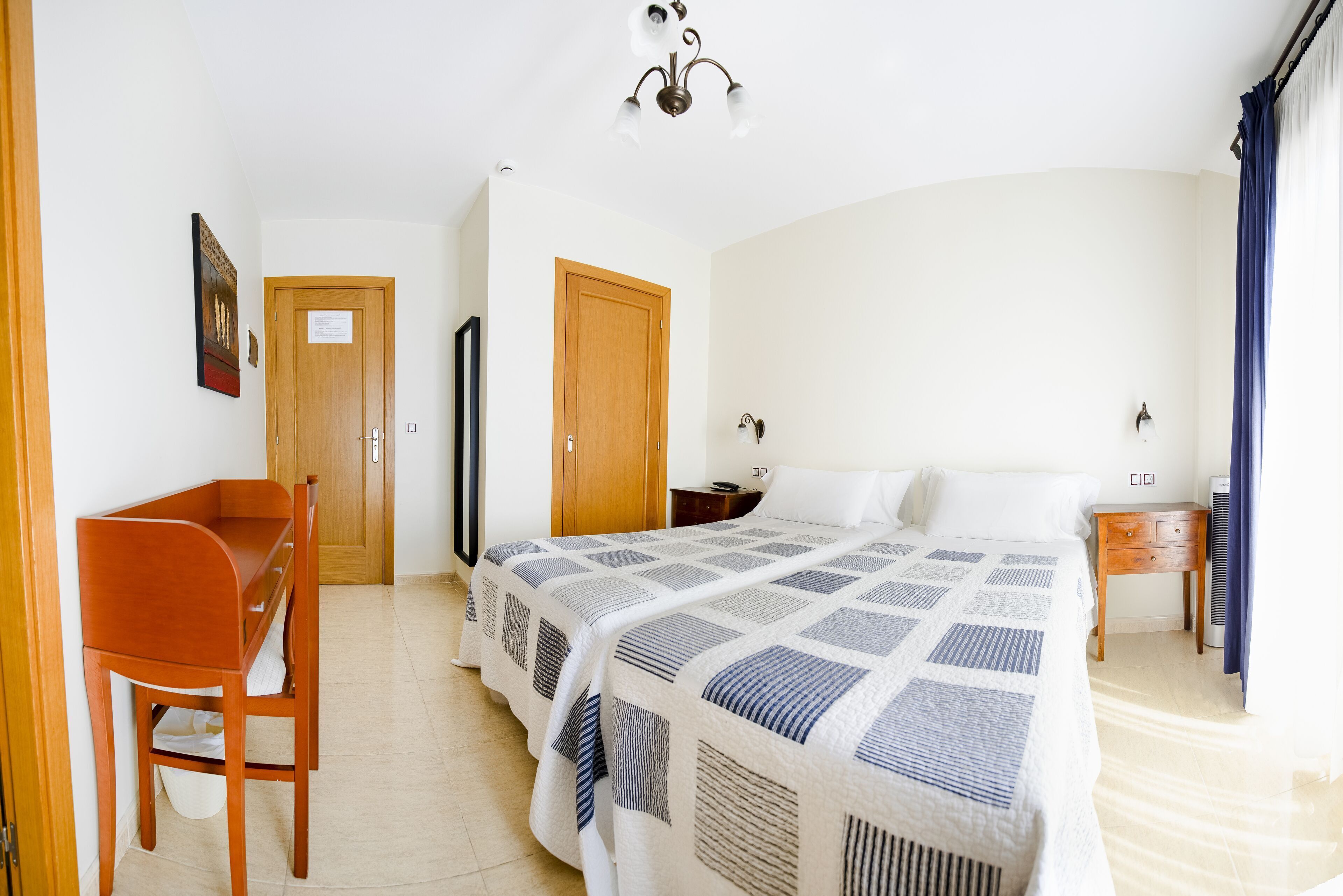 Escrivaninha, Wi-Fi de cortesia, roupa de cama