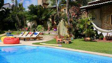 Una piscina cubierta, tumbonas