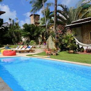 Sisäuima-allas, aurinkotuoleja