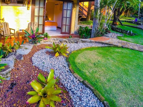 Jardines del alojamiento. Pousada Oasis