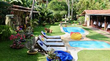 Una piscina cubierta, tumbonas