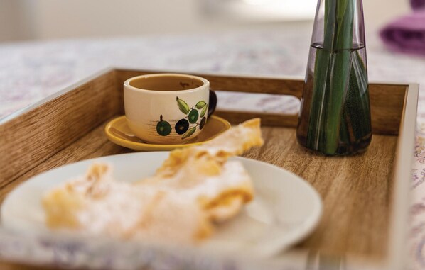 A tray with a cup of coffee, a plate of food, and a glass of water. - Pet friendly home in Duga Uvala (Duga Uvala)