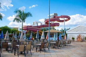 Melayani makan siang dan makan malam