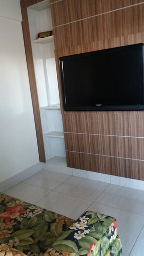 Traditional Apartment, 1 Bedroom, Microwave | Living room | 32-inch LED TV with cable channels, TV - L Acqua diRoma l ll lll lV V (Caldas Novas)