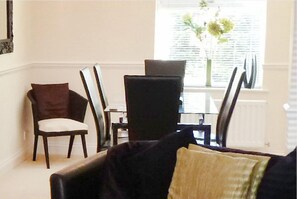 Casa, 3 quartos | Opções para refeição no quarto