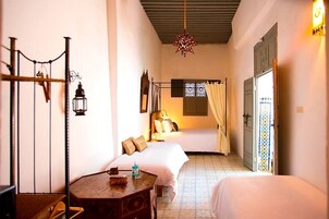 Caja de seguridad en la habitación y escritorio 