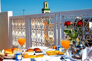 Desayuno con opciones de la cocina local incluido todos los días 