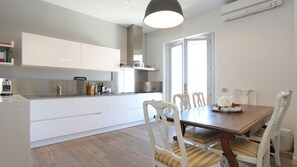 Departamento, 2 habitaciones | Cocina privada | Refrigerador, parrilla de estufa y utensilios de cocina