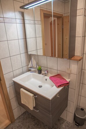 Dusche, Haartrockner, Handtücher