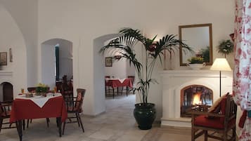 Petit déjeuner et déjeuner servis sur place, spécialités Cuisine locale