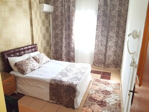 Chambre simple Confort | Draps en coton égyptien, literie de qualité, couette en duvet