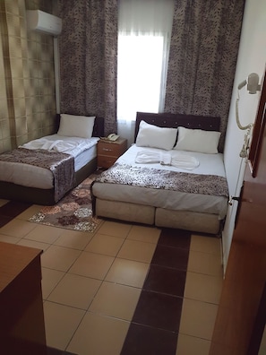 Chambre simple Confort | 1 chambre, bureau, systĂšme dâinsonorisation, accĂšs au Wi-Fi (inclus)