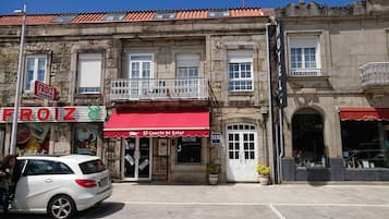 Vista frontal de la propiedad