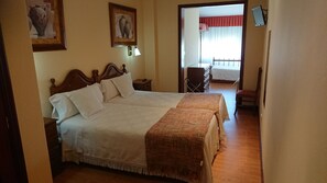 Twin Room | Desk, blackout curtains, iron/ironing board, free WiFi - Hotel Avenida (Baiona)