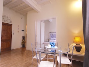 Apartamento, 1 quarto | Opções para refeição no quarto