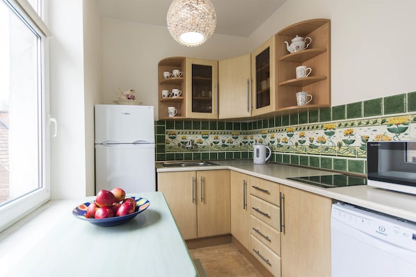 Fridge, microwave, stovetop, dishwasher