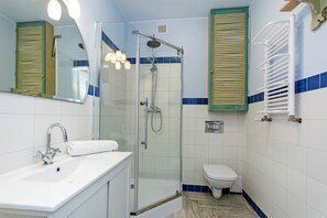 Een douche, gratis toiletartikelen, een haardroger, handdoeken