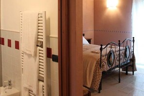 Doppel- oder Zweibettzimmer, Gartenblick | Betten mit Memory-Foam-Matratzen, Schreibtisch, Verdunkelungsvorhänge
