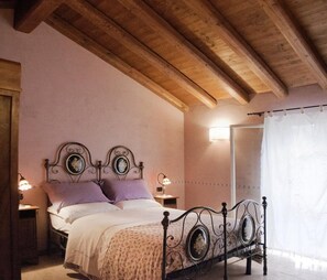 Colchones con efecto memoria, escritorio y cortinas blackout