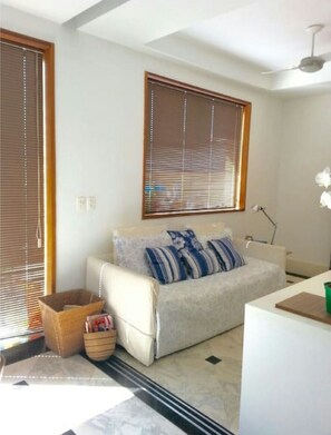 Apartamento (Apto 1102) | Escrivaninha, cortinas blackout, ferros/tábuas de passar roupa