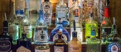 Varias botellas de ginebra exhibidas en una estantería.