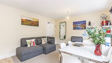 Deluxe Apartment, 5 Bedrooms, Private Bathroom | 5 bedrooms, individually decorated, individually furnished