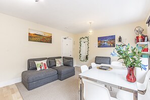 5 bedrooms, individually decorated, individually furnished - Greyhound Road Rooms (London)