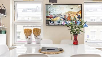 Deluxe Apartment, 5 Bedrooms, Private Bathroom | 5 bedrooms, individually decorated, individually furnished