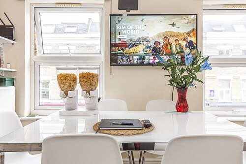 Greyhound Road Rooms