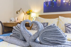 5 bedrooms, individually decorated, individually furnished - Greyhound Road Rooms (London)