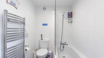 Toalettartikler (inkludert), hårføner og håndklær