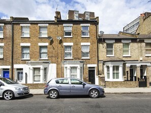 5 bedrooms, individually decorated, individually furnished - Greyhound Road Rooms (London)
