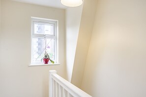 5 bedrooms, individually decorated, individually furnished - Greyhound Road Rooms (London)