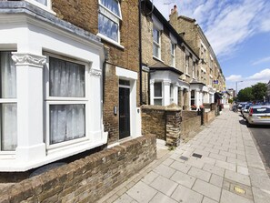 Deluxe Apartment, 5 Bedrooms, Private Bathroom - Greyhound Road Rooms (London)