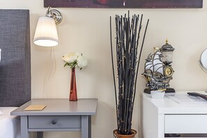 5 bedrooms, individually decorated, individually furnished - Greyhound Road Rooms (London)