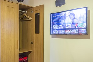 5 bedrooms, individually decorated, individually furnished - Greyhound Road Rooms (London)