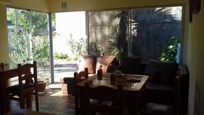 Lobby sitting area - Hostal Rayen Temuco (Temuco)