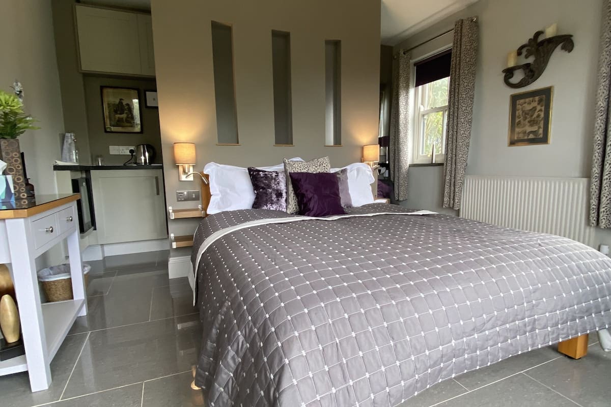 Garden View, Pet Friendly, King Bedroom | Free WiFi, bed sheets