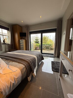 Garden View, Pet Friendly, King Bedroom | Free WiFi, bed sheets