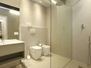 Shower, towels - San Lorenzo suite (Florence)