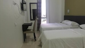 Literie de qualité supérieure, bureau, fer et planche à repasser