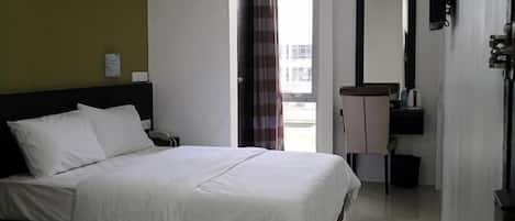 Premium bedding, desk, iron/ironing board, free WiFi