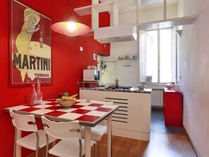 تناول الطعام داخل الغرفة